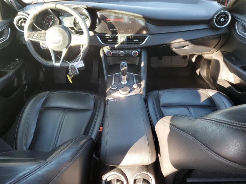 Alfa Romeo Giulia Q4| DISTRONIC| KEYLESS| ПОДГРЕВ, снимка 8 - Автомобили и джипове - 52653926