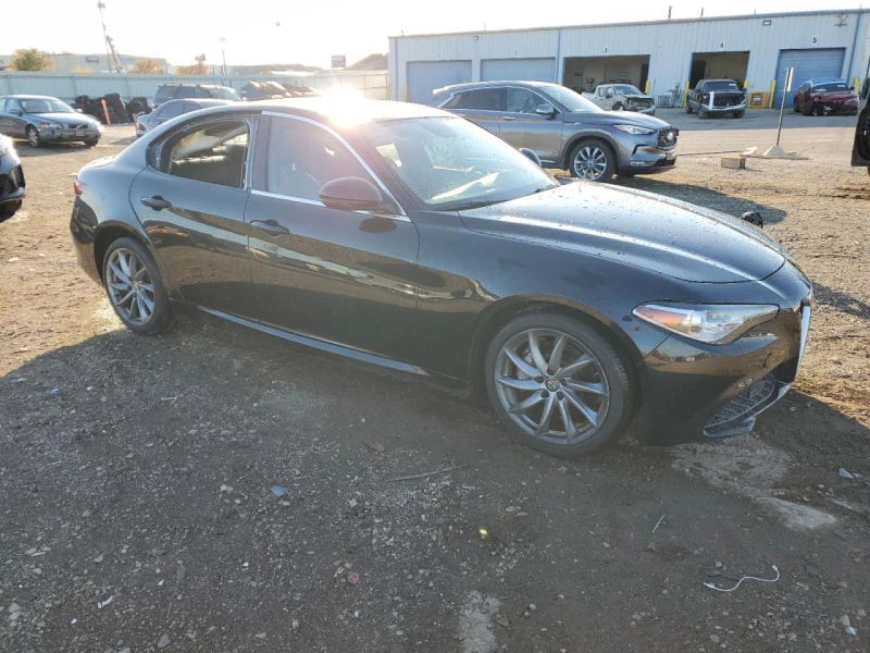 Alfa Romeo Giulia Q4| DISTRONIC| KEYLESS| ПОДГРЕВ, снимка 3 - Автомобили и джипове - 52653926