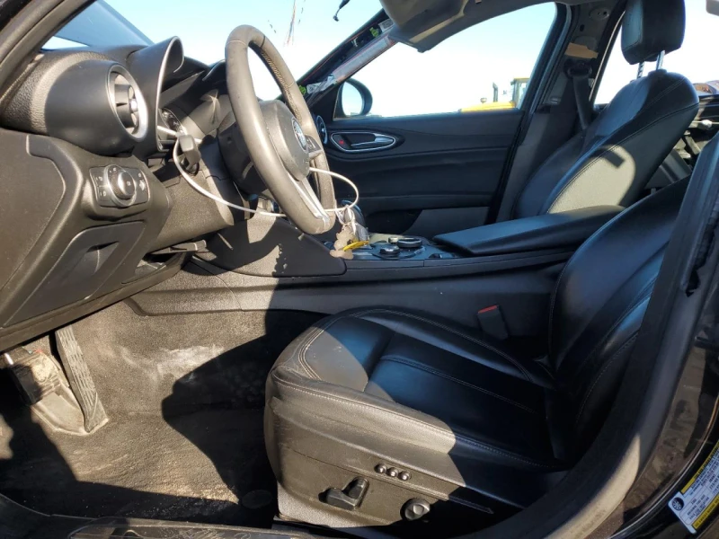 Alfa Romeo Giulia Q4| DISTRONIC| KEYLESS| ПОДГРЕВ, снимка 7 - Автомобили и джипове - 52653926