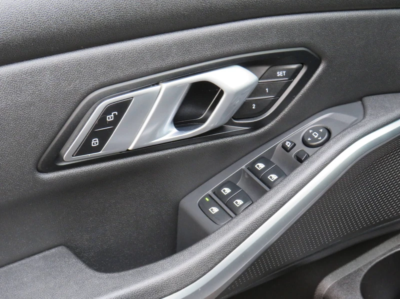 BMW 330 Xdrive, снимка 16 - Автомобили и джипове - 53384829