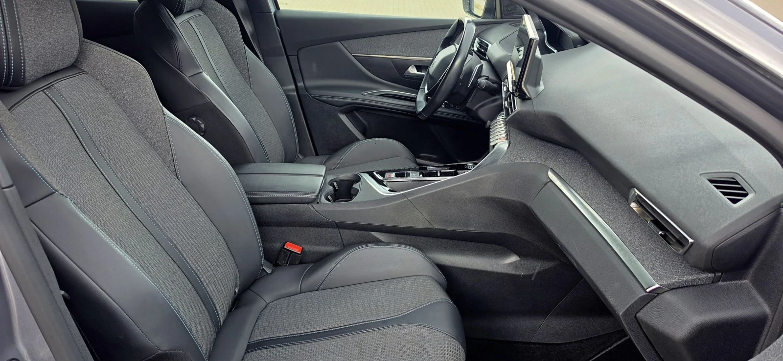 Peugeot 3008 PLUGIN-HYBRID4WD S&S  300HP., снимка 12 - Автомобили и джипове - 53999438