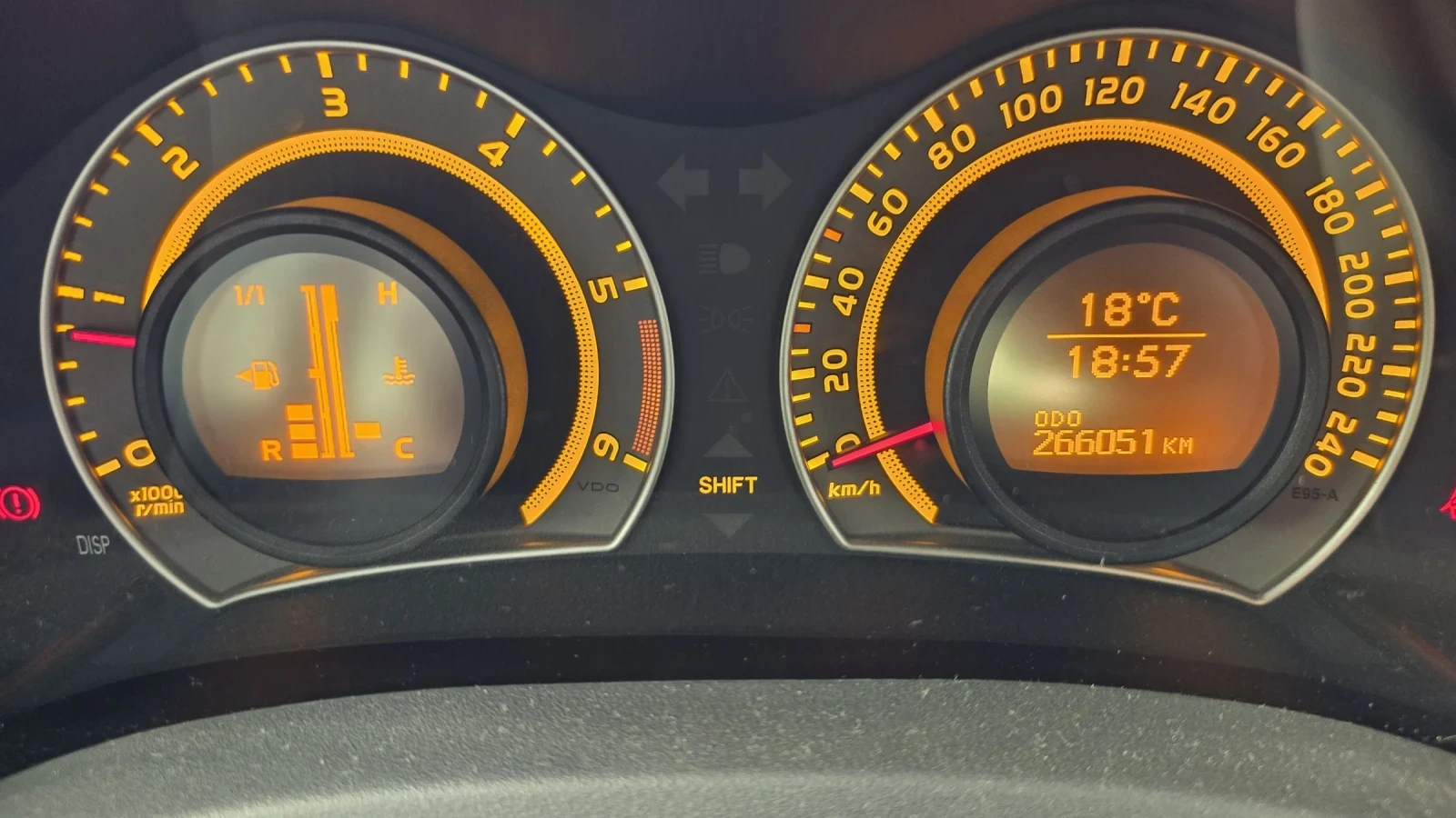 Toyota Auris, снимка 11 - Автомобили и джипове - 54800529
