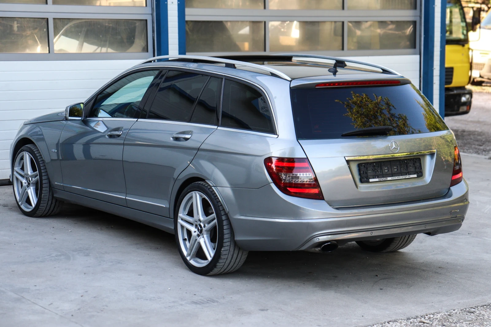 Mercedes-Benz C 220 CDIBlueEffPanoAVANTGARDE H&K, снимка 4 - Автомобили и джипове - 55160625
