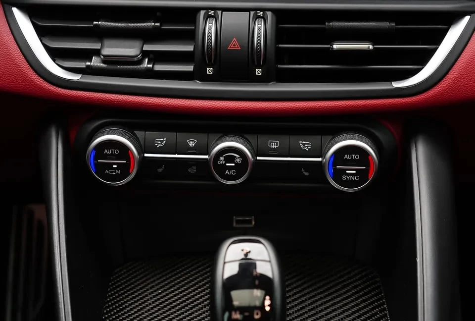 Alfa Romeo Giulia * Ti Sport AWD* АВТОКРЕДИТ БЕЗ ПЪРВОНАЧАЛМНА ВНОСК, снимка 11 - Автомобили и джипове - 55487121