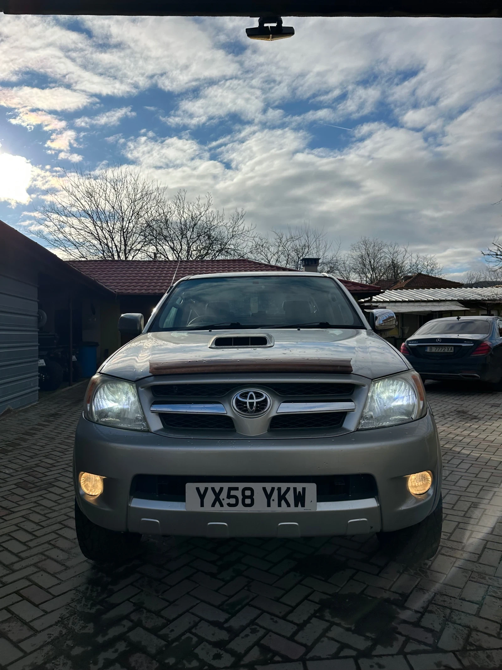 Toyota Hilux ?nvincible, снимка 3 - Автомобили и джипове - 53849969