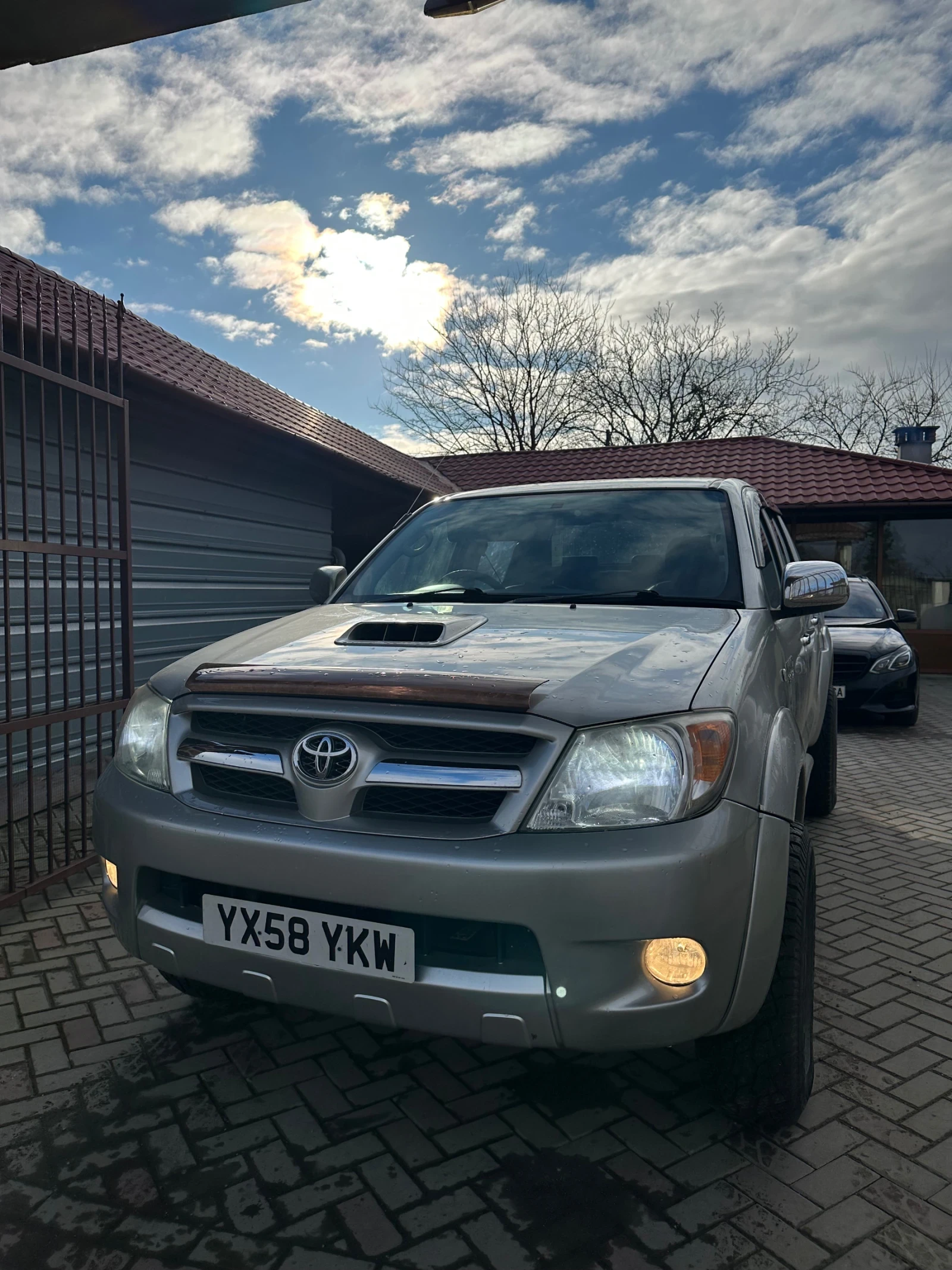 Toyota Hilux ?nvincible, снимка 2 - Автомобили и джипове - 53849969