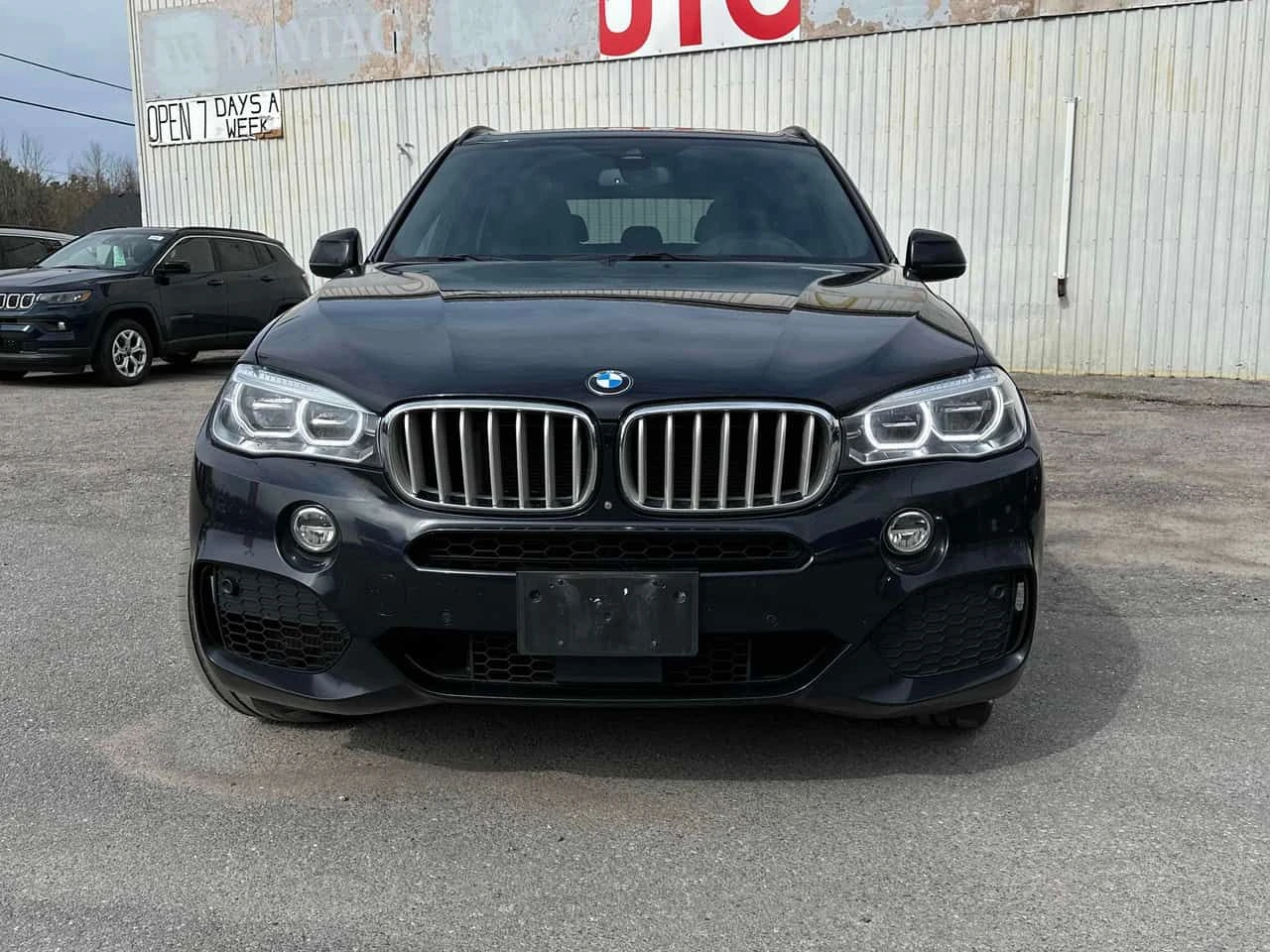 BMW X5 xDrive50i/ОБДУХВАНЕ/ПАНОРАМА/H K/360/ГУМИ+ ДЖАНТИ , снимка 2 - Автомобили и джипове - 54417297