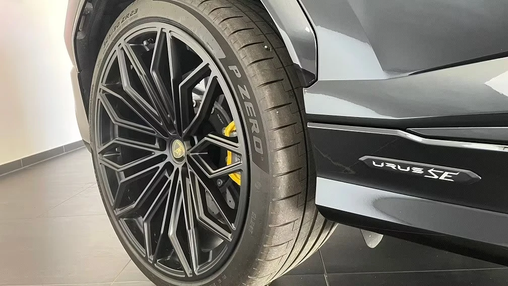 Lamborghini Urus SE PLUG-IN HYBRID KERAMIK STYLE-PAKET HEAD-UP, снимка 3 - Автомобили и джипове - 55135623