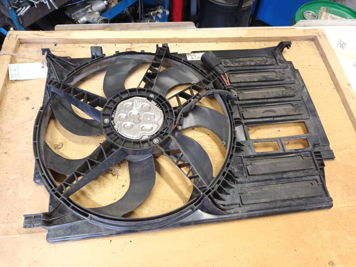 перка радиатор БМВ Х1 2.0д x drive x1 f48