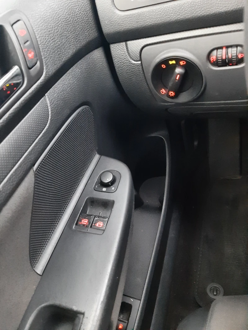 VW Golf 1.6 i, снимка 16 - Автомобили и джипове - 52889308