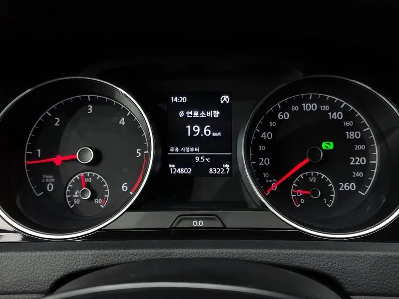 VW Golf 1.6 TDI, снимка 8 - Автомобили и джипове - 54300843