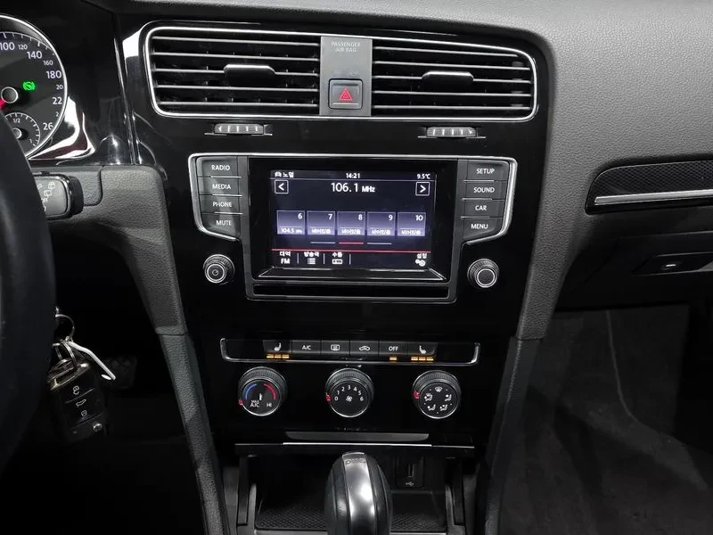 VW Golf 1.6 TDI, снимка 14 - Автомобили и джипове - 54300843