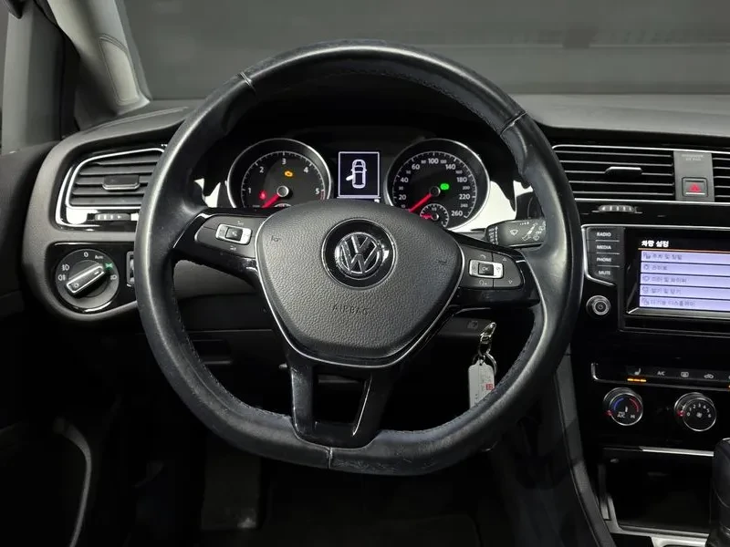 VW Golf 1.6 TDI, снимка 13 - Автомобили и джипове - 54300843