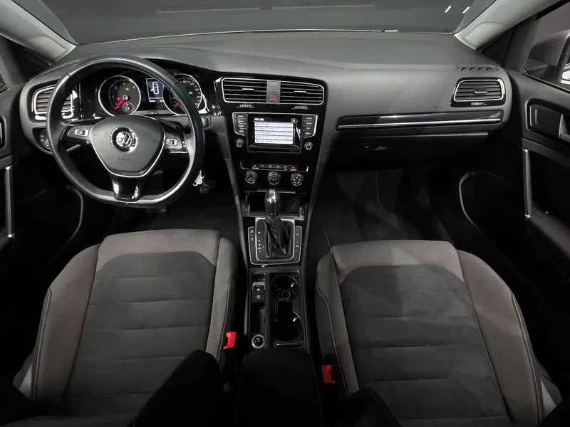 VW Golf 1.6 TDI, снимка 7 - Автомобили и джипове - 54300843