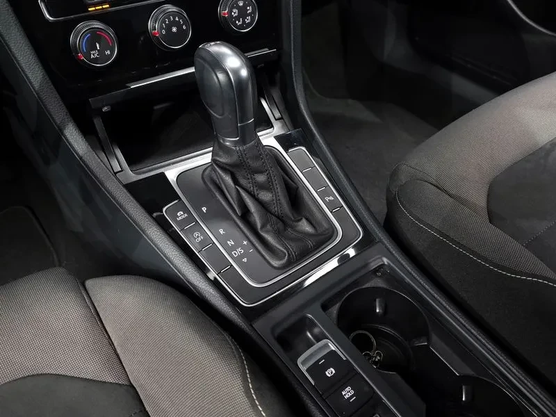 VW Golf 1.6 TDI, снимка 9 - Автомобили и джипове - 54300843