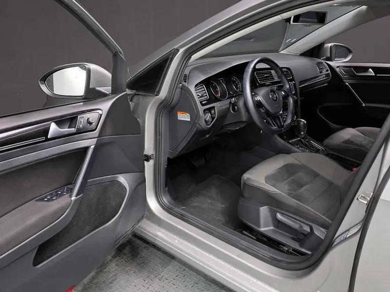 VW Golf 1.6 TDI, снимка 10 - Автомобили и джипове - 54300843