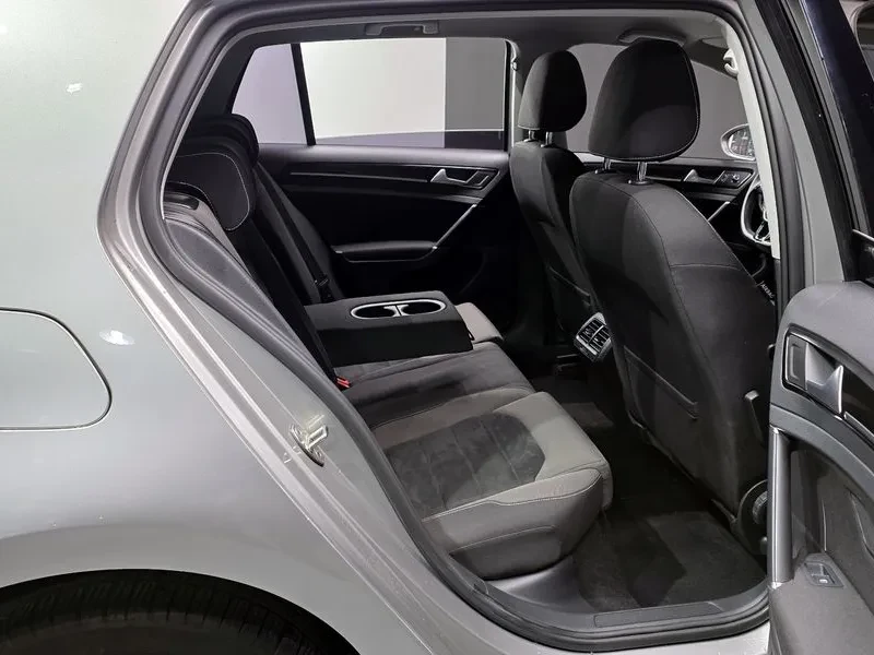 VW Golf 1.6 TDI, снимка 12 - Автомобили и джипове - 54300843