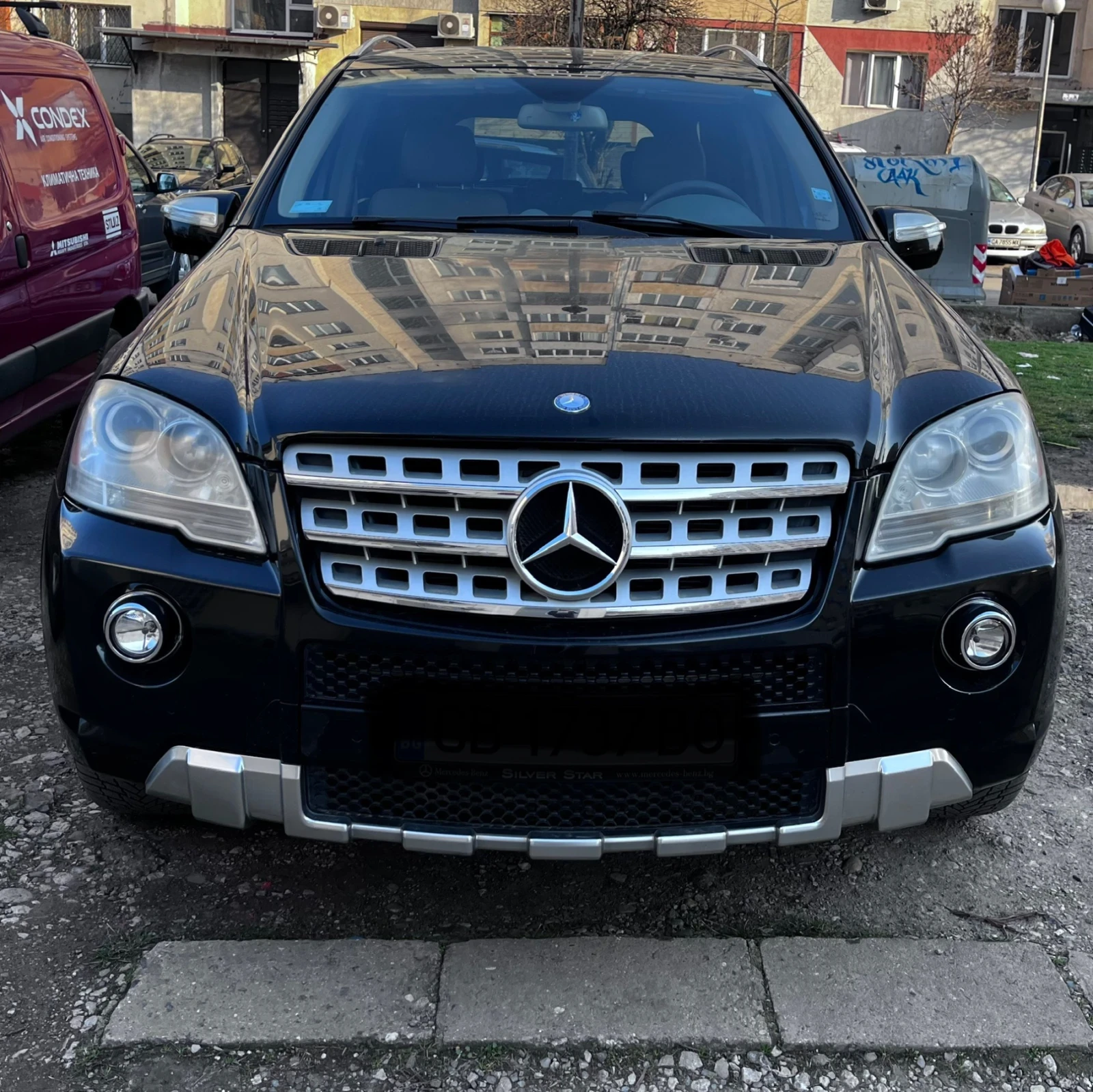 Mercedes-Benz ML 550 * AMG LINE* V8* FACELIFT* 5.5* 388* CARFAX, снимка 2 - Автомобили и джипове - 53458626