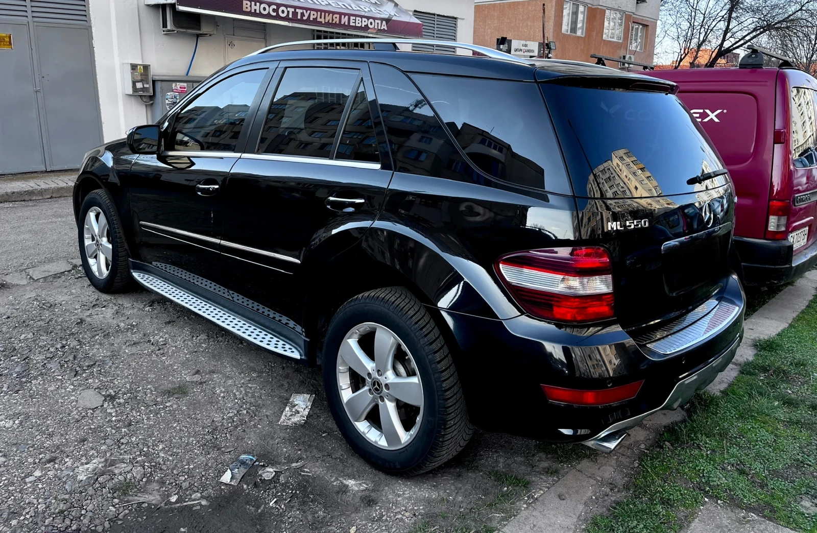 Mercedes-Benz ML 550 * AMG LINE* V8* FACELIFT* 5.5* 388* CARFAX, снимка 4 - Автомобили и джипове - 53458626