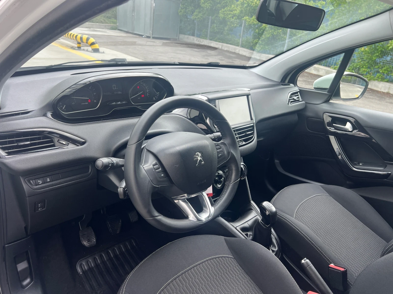 Peugeot 208 1.6HDI Facelift  Euro 6B , снимка 8 - Автомобили и джипове - 54382017