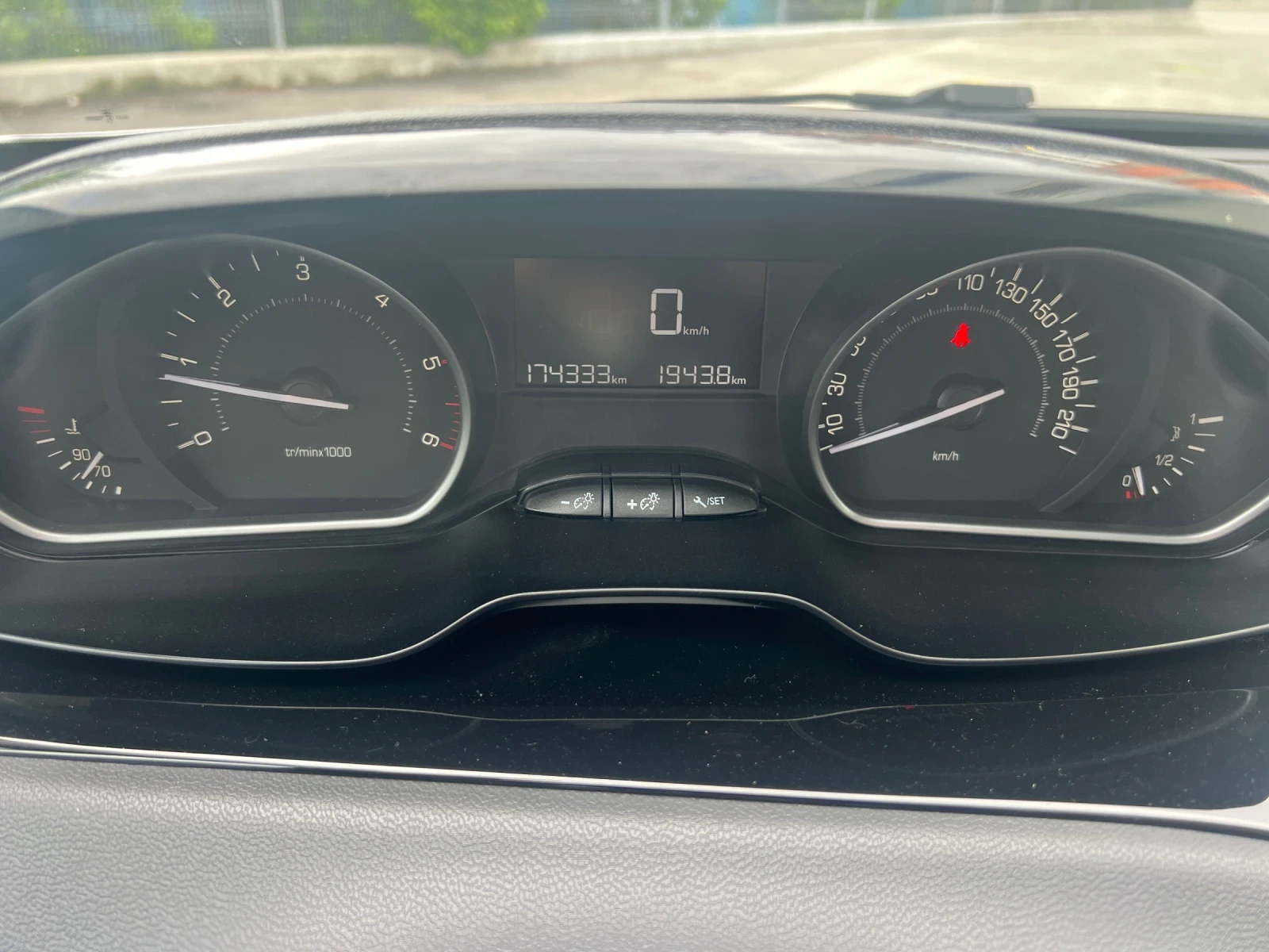 Peugeot 208 1.6HDI Facelift  Euro 6B , снимка 15 - Автомобили и джипове - 54382017