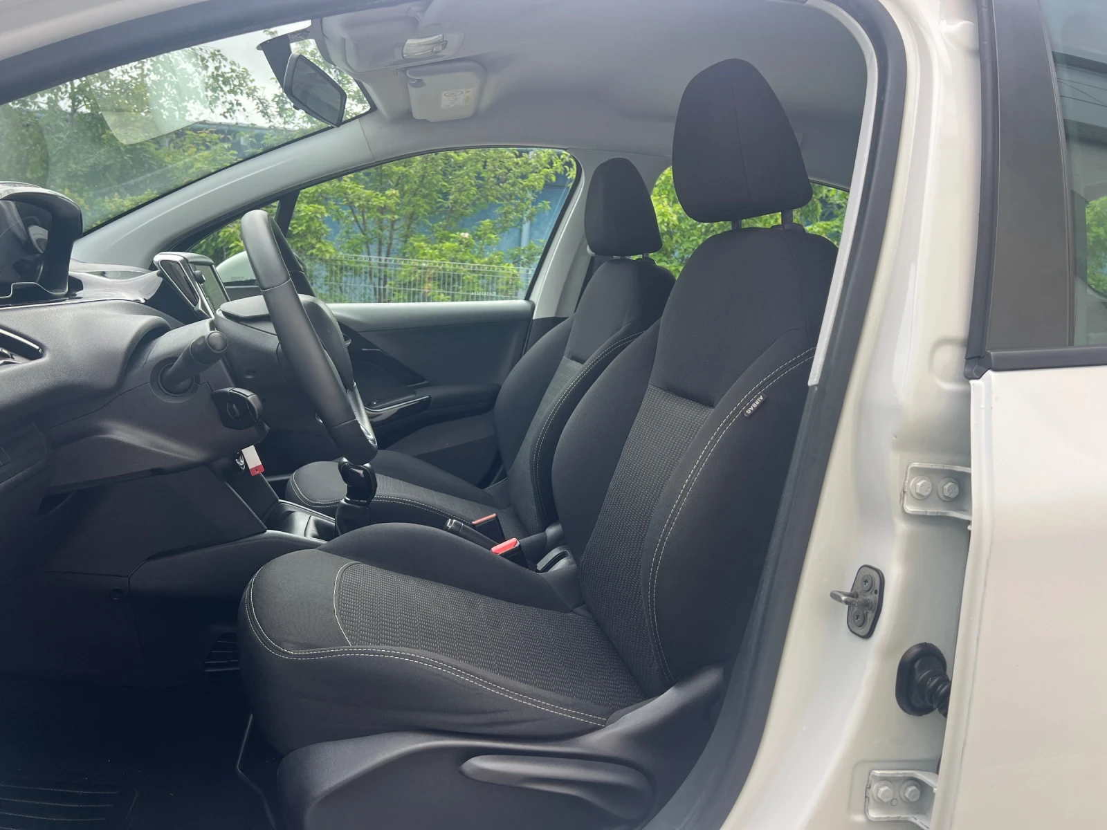 Peugeot 208 1.6HDI Facelift  Euro 6B , снимка 11 - Автомобили и джипове - 54382017