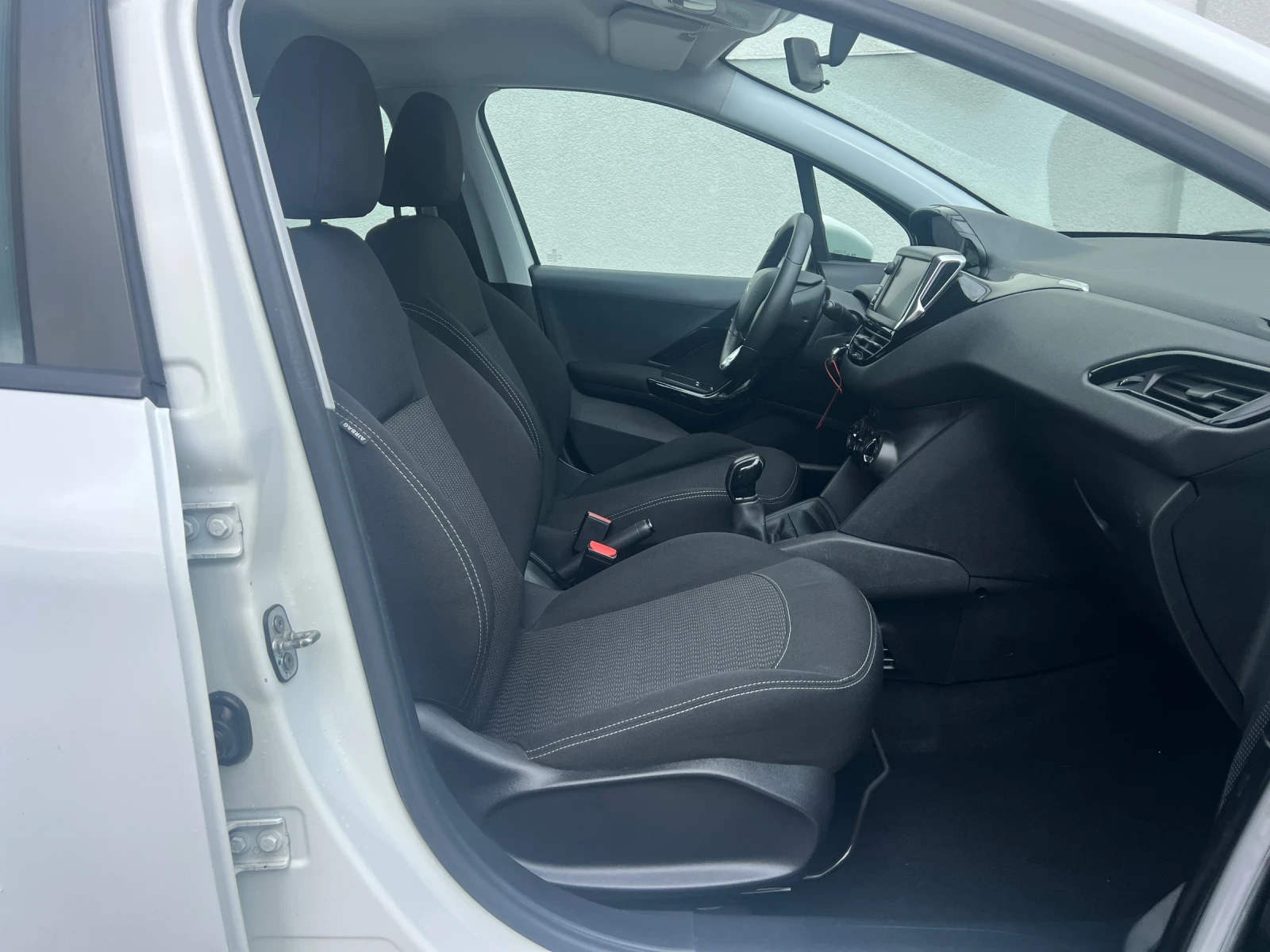 Peugeot 208 1.6HDI Facelift  Euro 6B , снимка 13 - Автомобили и джипове - 54382017