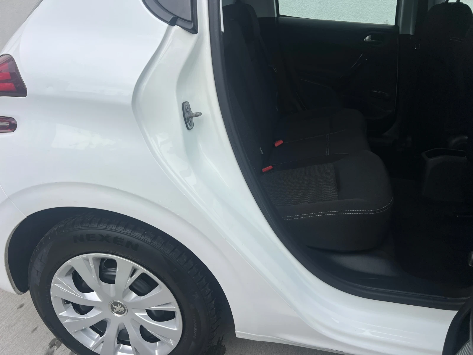 Peugeot 208 1.6HDI Facelift  Euro 6B , снимка 14 - Автомобили и джипове - 54382017