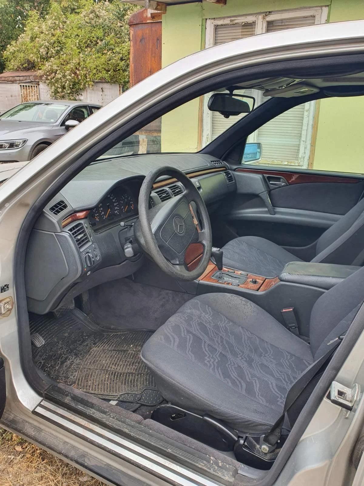 Mercedes-Benz E 200, снимка 5 - Автомобили и джипове - 56223361