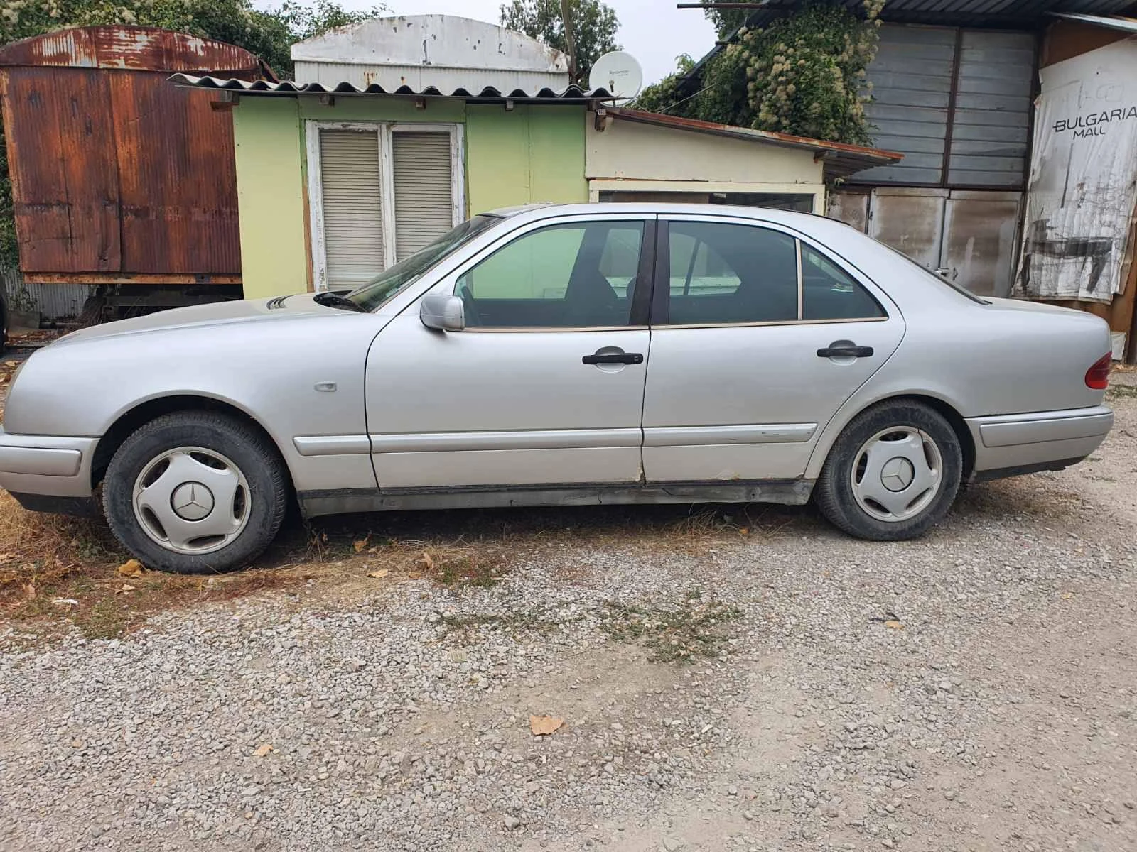 Mercedes-Benz E 200, снимка 3 - Автомобили и джипове - 56223361