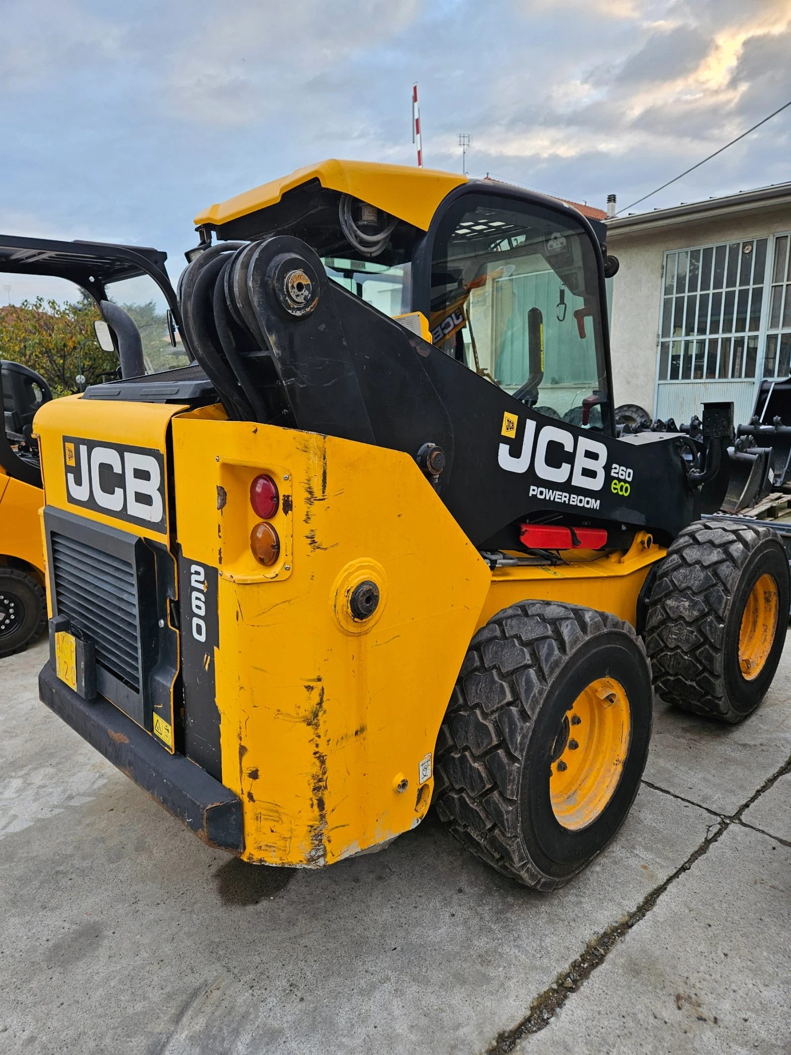 Мини челни товарачи JCB 260 ЕСО - изображение 6