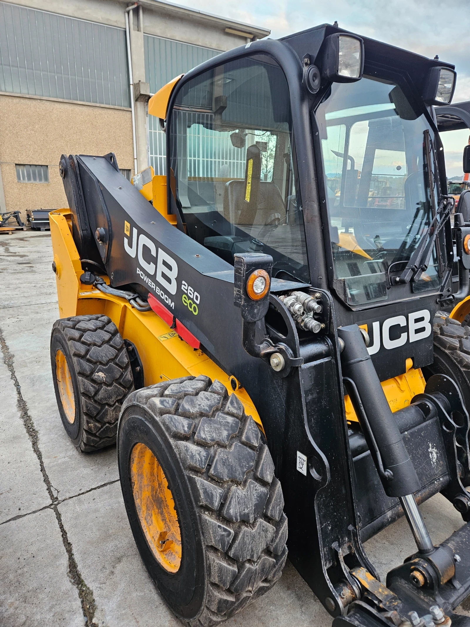 Мини челни товарачи JCB 260 ЕСО - изображение 3