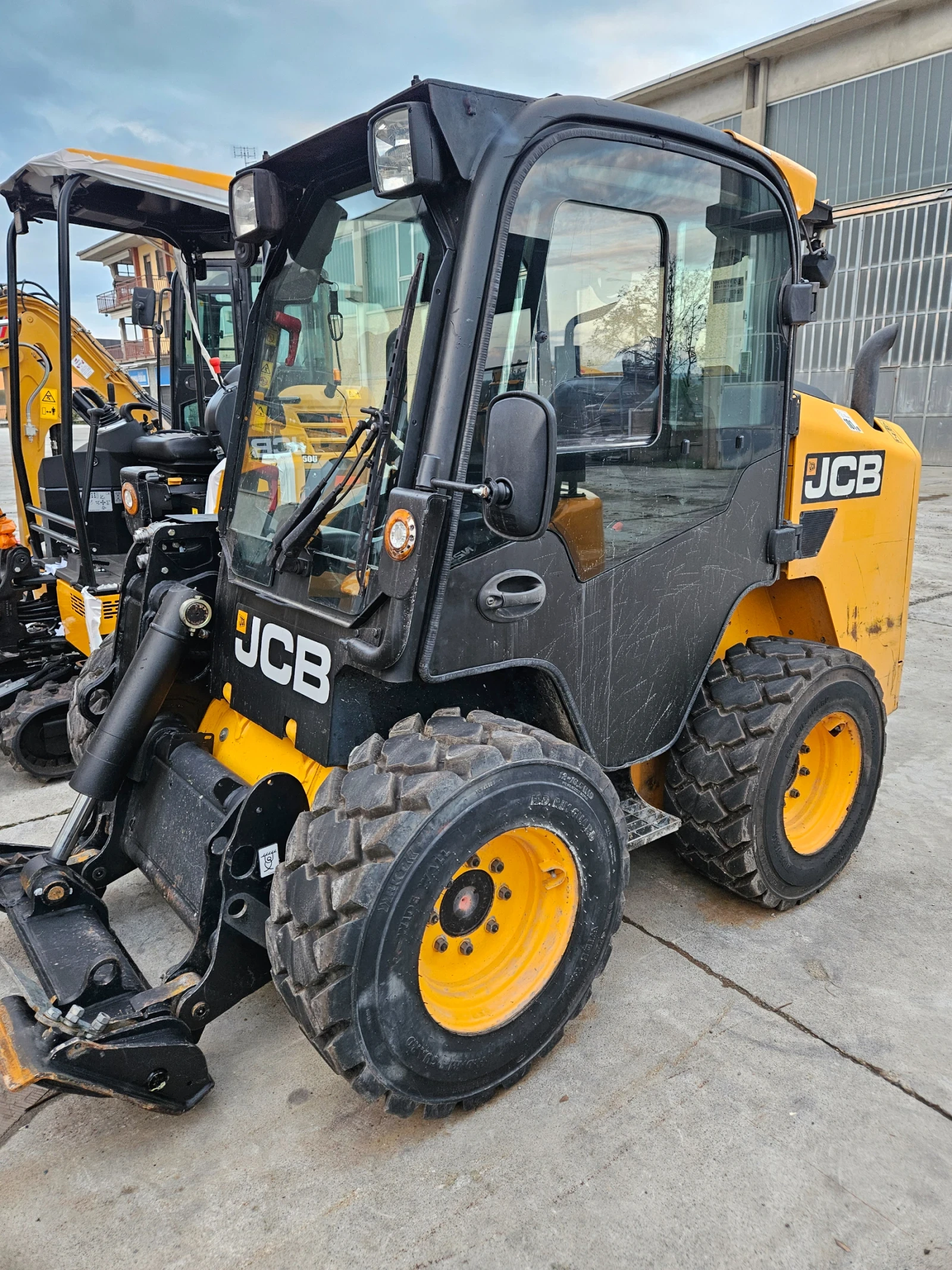 Мини челни товарачи JCB 260 ЕСО - изображение 4