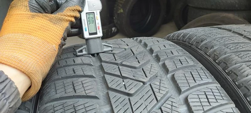 Гуми Зимни 255/40R21, снимка 4 - Гуми и джанти - 30924460