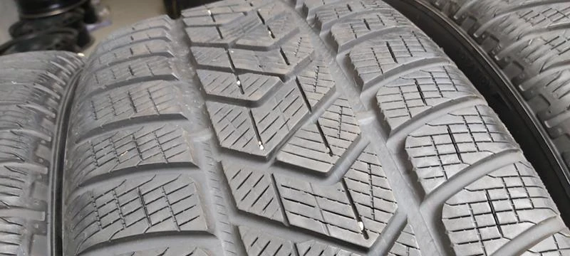 Гуми Зимни 255/40R21, снимка 5 - Гуми и джанти - 30924460