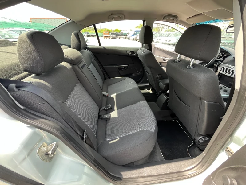 Opel Astra H Седан ОБСЛУЖЕНА, снимка 12 - Автомобили и джипове - 50029596