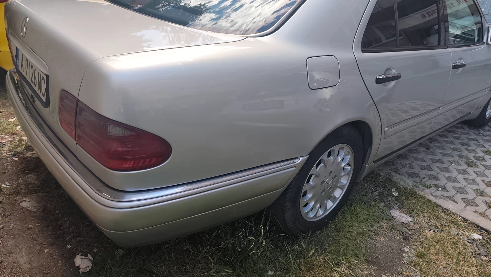 Mercedes-Benz E 220, снимка 5 - Автомобили и джипове - 54930690