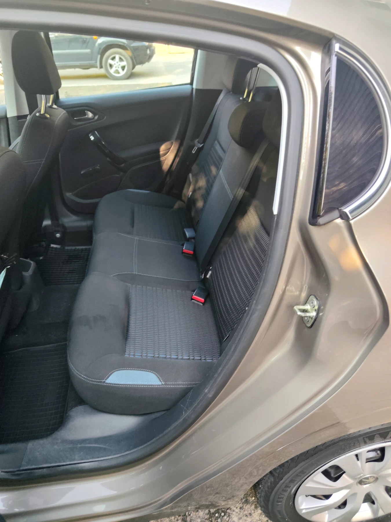 Peugeot 208 1, 2 /82кс/, снимка 8 - Автомобили и джипове - 55601370