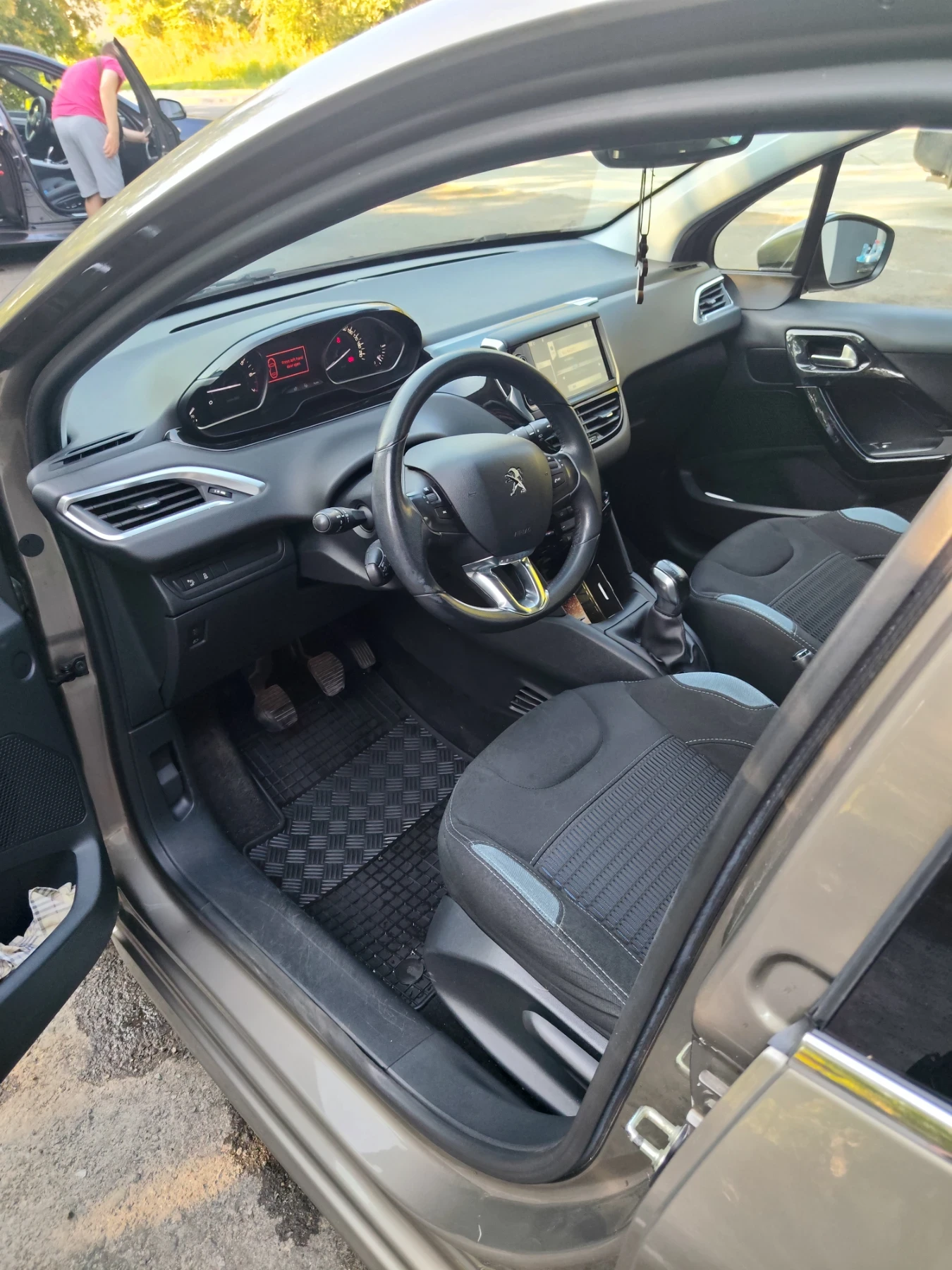 Peugeot 208 1, 2 /82кс/, снимка 6 - Автомобили и джипове - 55601370