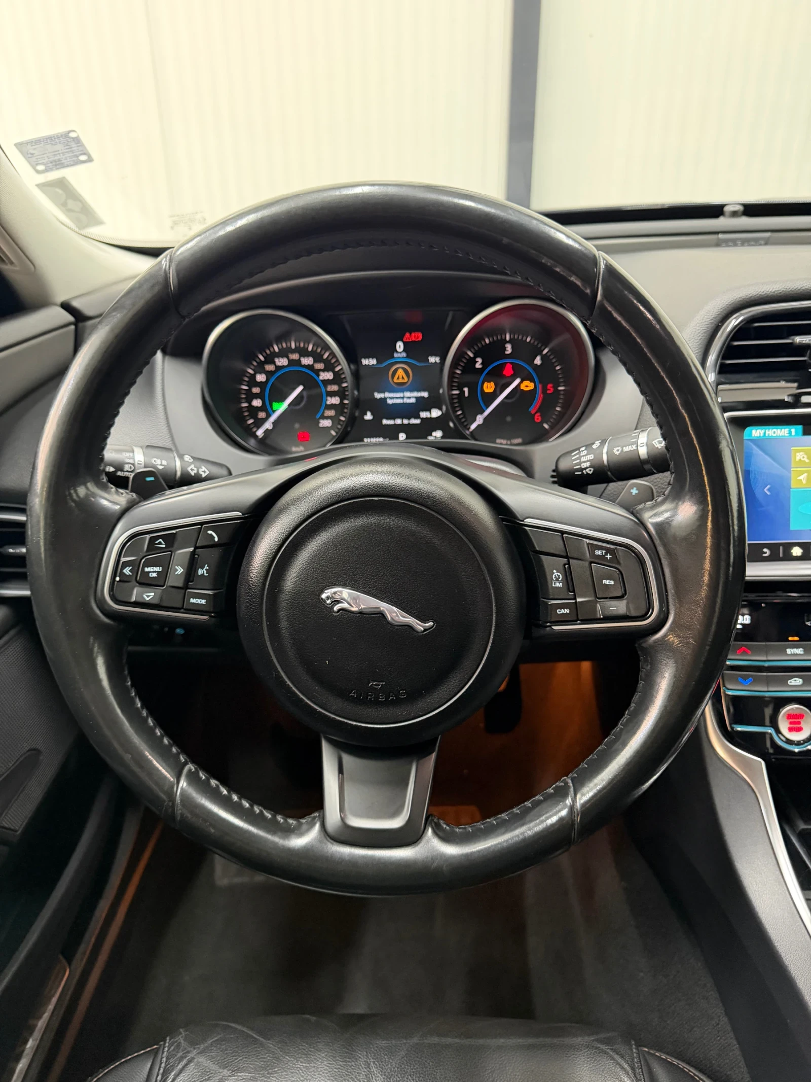 Jaguar XE, снимка 10 - Автомобили и джипове - 56677253