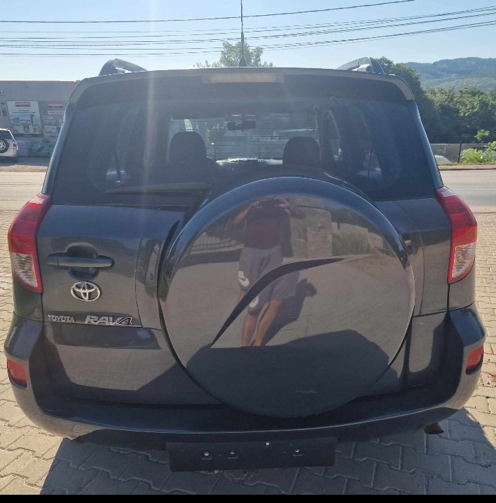 Toyota Rav4 2.0 ръчна, снимка 4 - Автомобили и джипове - 46771450