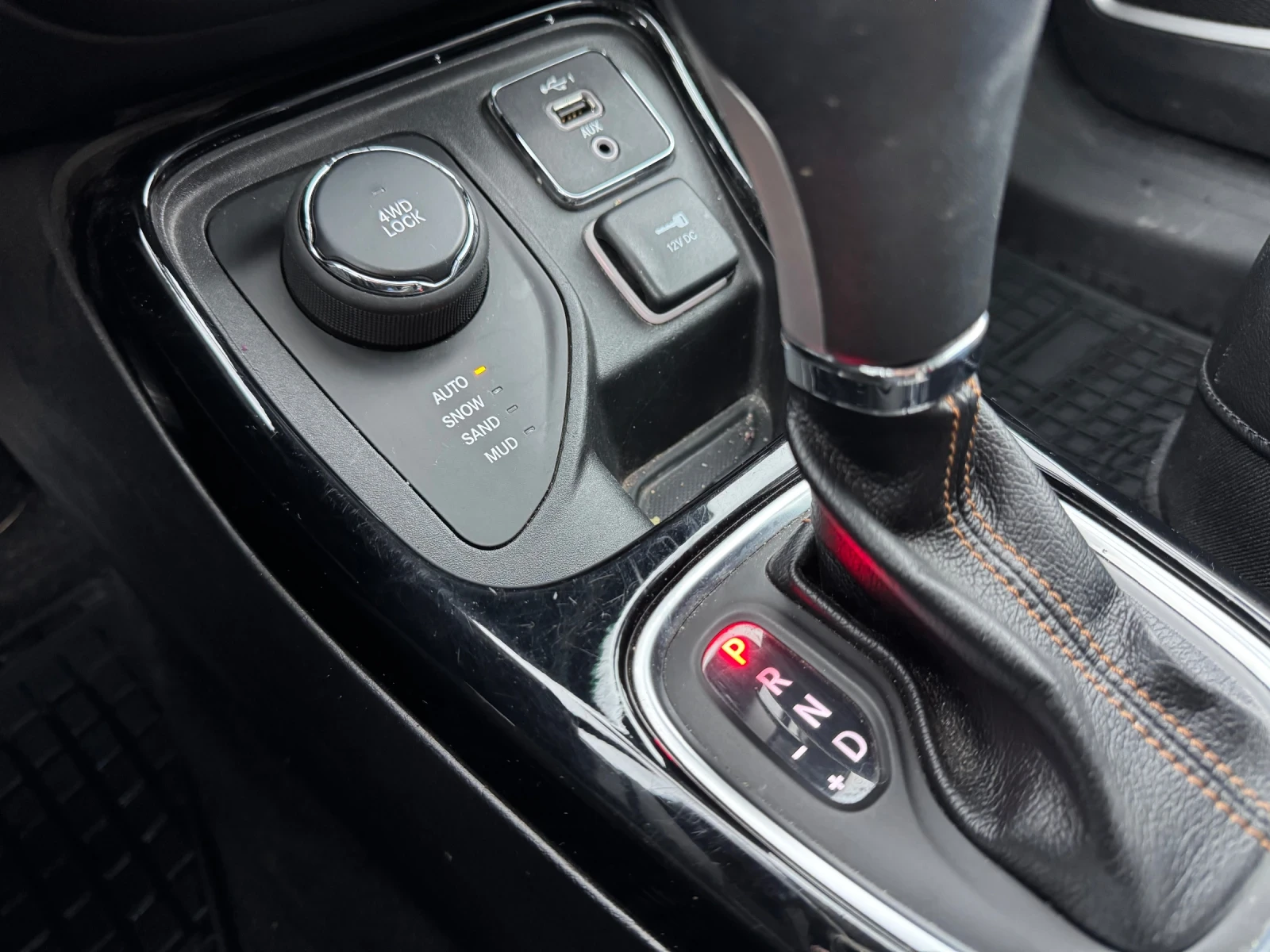 Jeep Compass 2.4 Limited 4x4, снимка 12 - Автомобили и джипове - 54391595