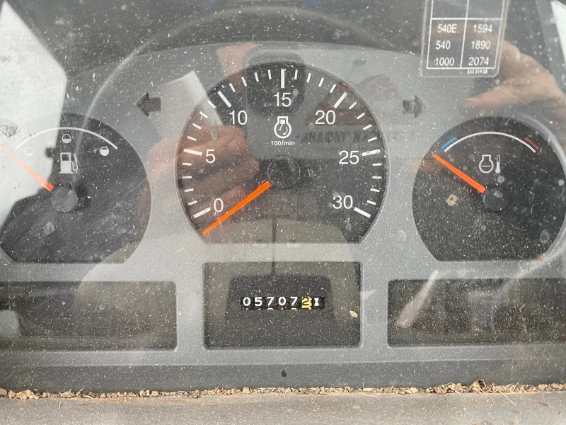 Трактор Valtra А82 с челен товарач, кофа и климатик, снимка 11 - Селскостопанска техника - 53009865