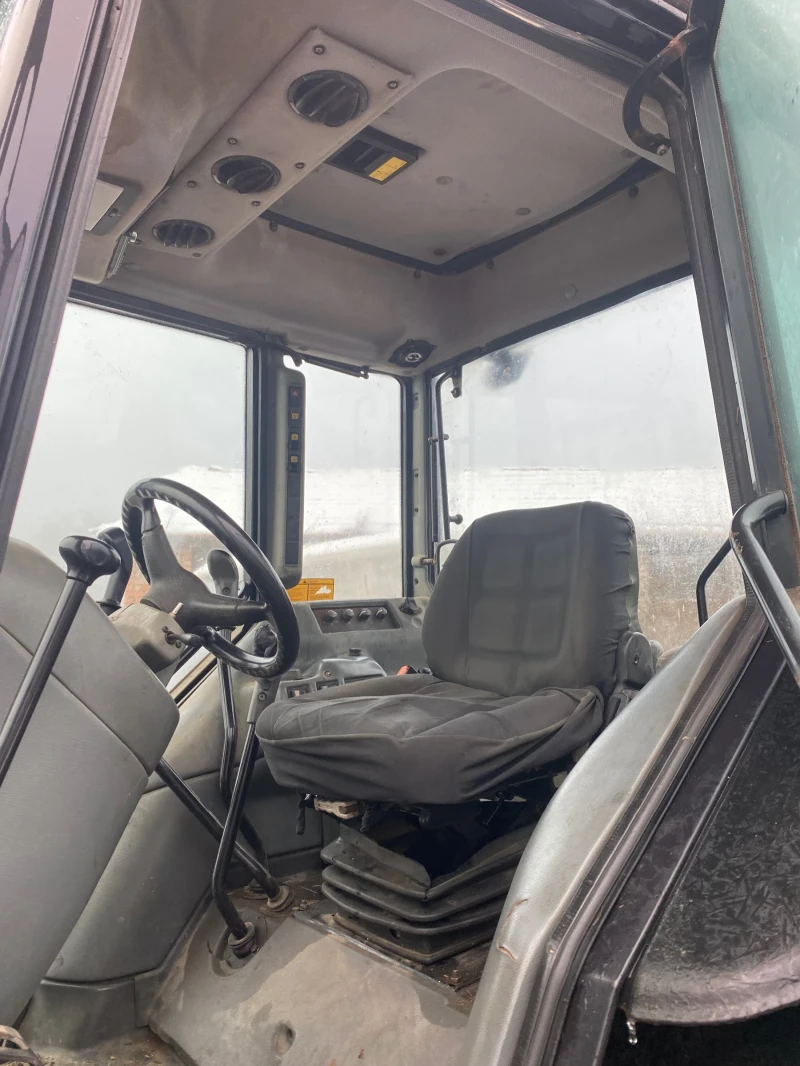 Трактор Valtra А82 с челен товарач, кофа и климатик, снимка 8 - Селскостопанска техника - 53009865