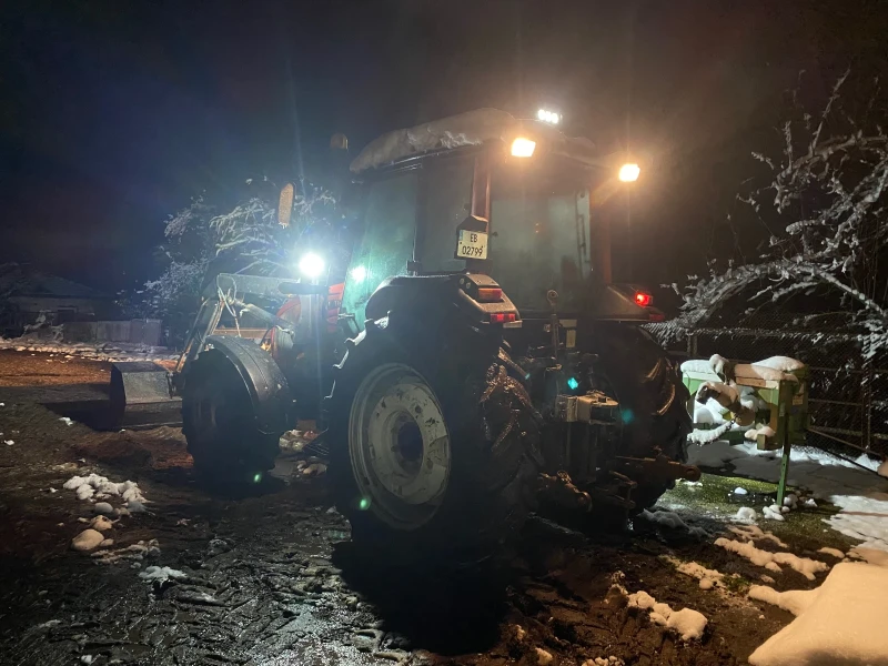 Трактор Valtra А82 с челен товарач, кофа и климатик, снимка 15 - Селскостопанска техника - 53009865