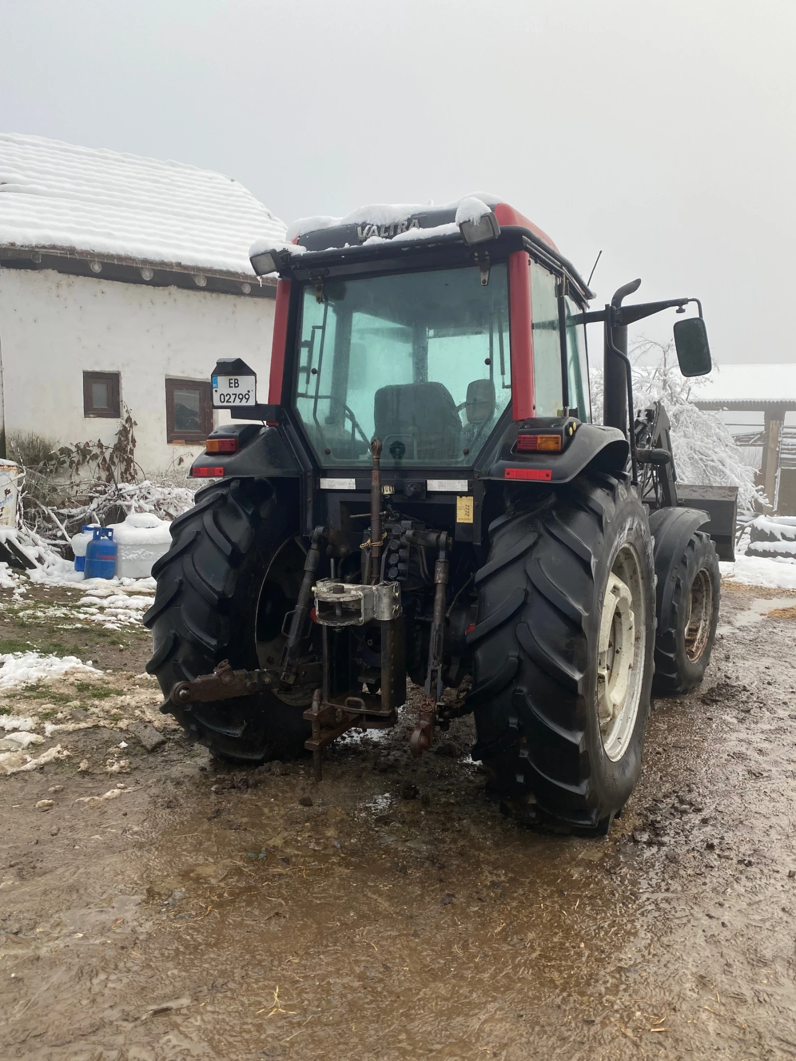 Трактор Valtra А82 с челен товарач, кофа и климатик - изображение 5