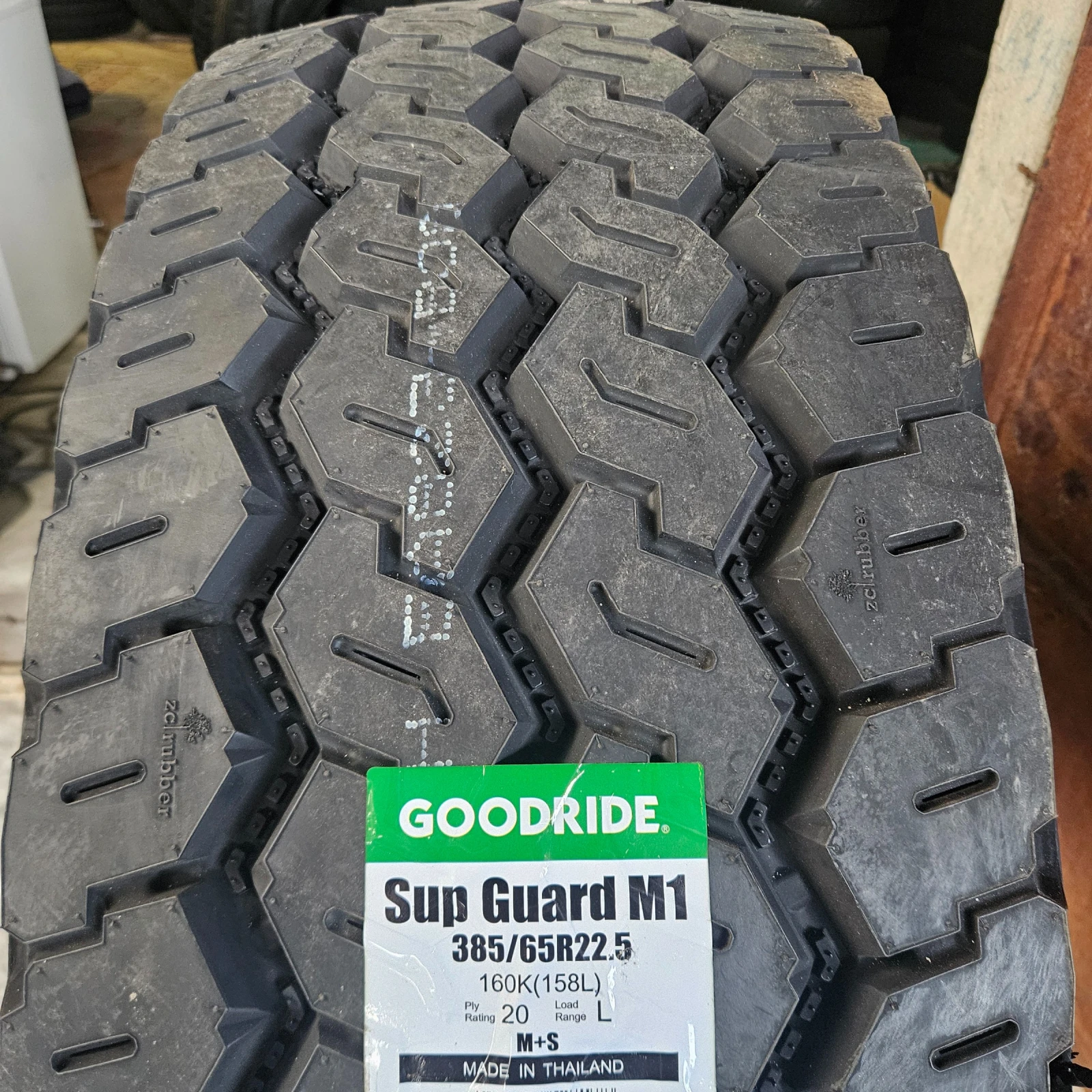 Гуми, снимка 4 - Гуми и джанти - 53452796