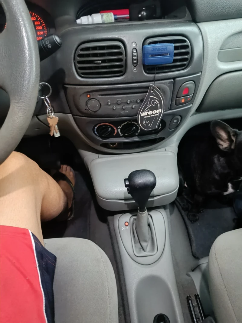 Renault Scenic 1.6, снимка 5 - Автомобили и джипове - 47496155