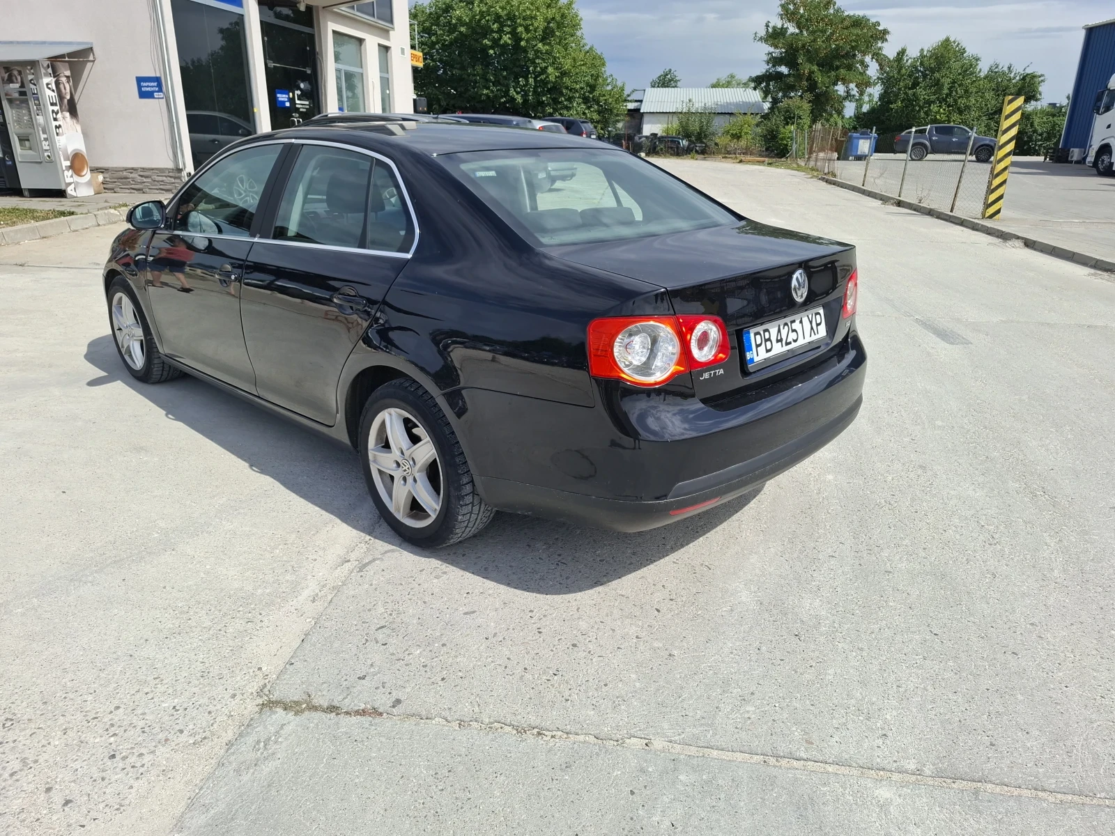 VW Jetta ОБСЛУЖЕНА ВСИЧКО ПЛАТЕНО, снимка 4 - Автомобили и джипове - 55429754
