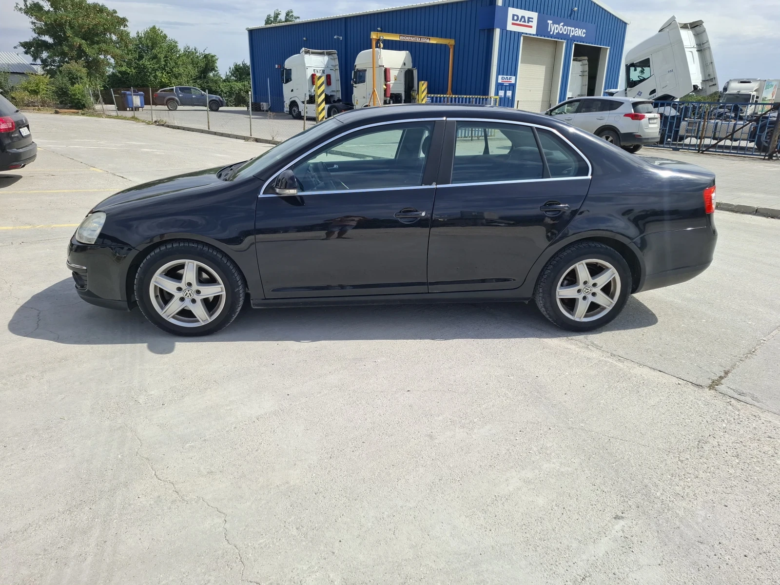 VW Jetta ОБСЛУЖЕНА ВСИЧКО ПЛАТЕНО, снимка 3 - Автомобили и джипове - 55429754